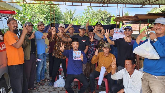 Kepala Desa Kosambironyok Syarif Hidayatullah (baju biru tua).