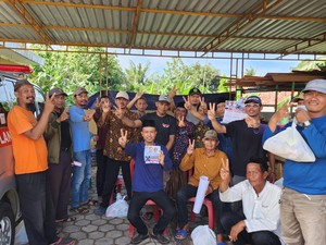 Pose 2 Jari-Pegang Stiker Prabowo-Gibran, Kades di Serang Diadukan ke Bawaslu