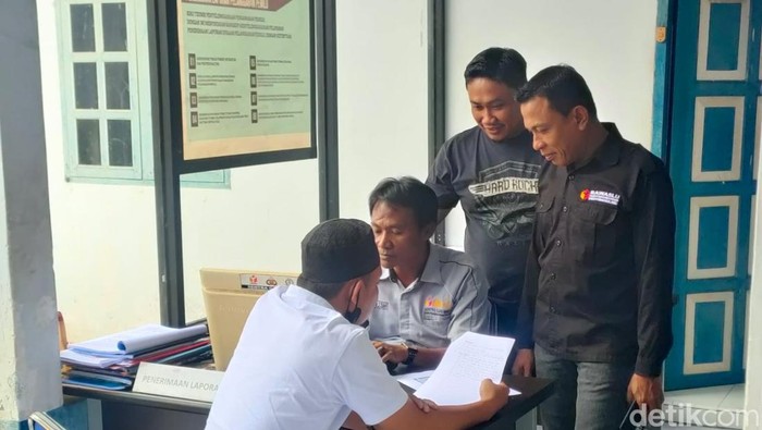 Ketua Bawaslu Bone M Alwi saat mengecek data daerah yang dianggap rawan.