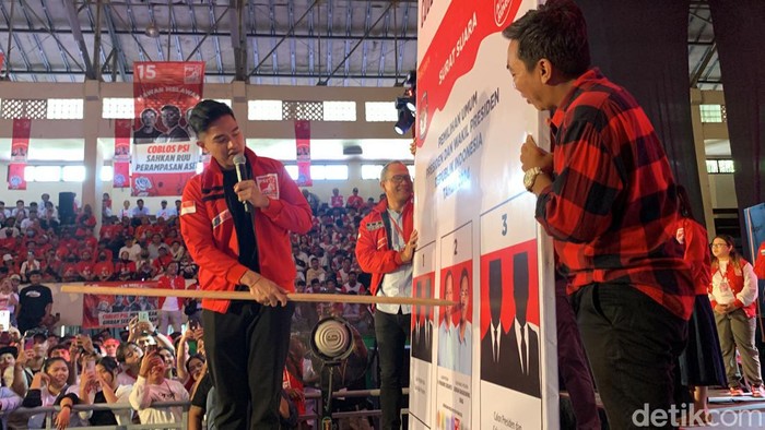Ketum PSI Kaesang Pangarep memperagakan cara mencoblos di GOR Ngurah Rai, Denpasar, Bali, Senin (5/2/2024). (Foto: Rizki Setyo Samudero/detikBali)