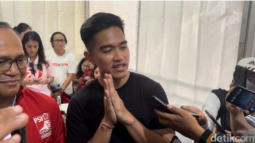 Ketum PSI Kaesang Pangarep saat ditemui seusai kampaye akbar PSI Bali di Gor Ngurah Rai, Denpasar, Senin (5/2/2024). (Foto: I Nyoman Adhisthaya Sawitra/detikBali)