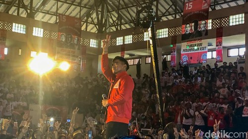 Ketum PSI Kaesang Pangarep saat kampanye akbar PSI di GOR Ngurah Rai, Denpasar, Bali, Senin (5/2/2024). (Foto: Rizki Setyo Samudero/detikBali)