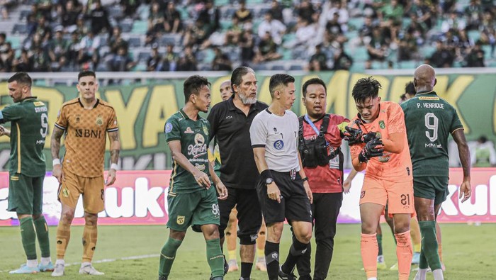 Kiper Persebaya Enando Ari