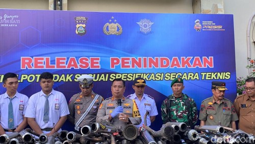 265 knalpot tidak standar yang ditunjukkan di halaman Polres Gianyar, Senin (5/2/2024). (Foto : Putu Krista/detikBali).