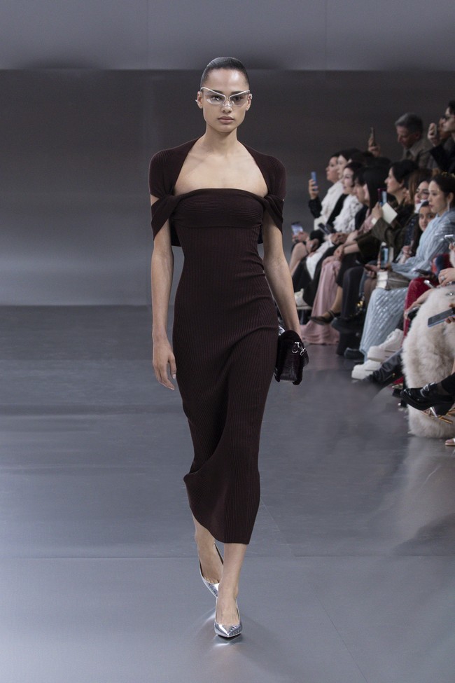 Inilah koleksi terbaru Fendi Spring/Summer 2024 Couture. Saya memikirkan tentang futurisme Karl Lagerfeld dengan Fendi, ujar desainer Fendi, Kim Jones soal koleksi couture yang dirilisnya.  Foto: Dok. Fendi.