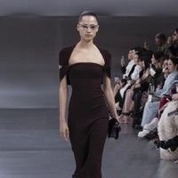 Inilah koleksi terbaru Fendi Spring/Summer 2024 Couture. Saya memikirkan tentang futurisme Karl Lagerfeld dengan Fendi, ujar desainer Fendi, Kim Jones soal koleksi couture yang dirilisnya.  Foto: Dok. Fendi.