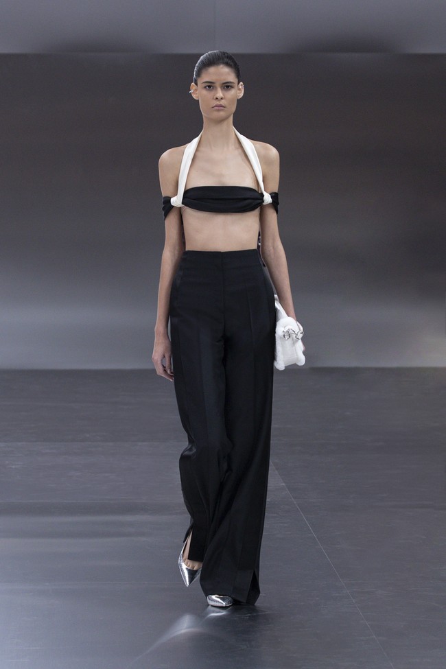 Inilah koleksi terbaru Fendi Spring/Summer 2024 Couture. Saya memikirkan tentang futurisme Karl Lagerfeld dengan Fendi, ujar desainer Fendi, Kim Jones soal koleksi couture yang dirilisnya. Foto: Dok. Fendi.