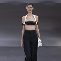 Inilah koleksi terbaru Fendi Spring/Summer 2024 Couture. Saya memikirkan tentang futurisme Karl Lagerfeld dengan Fendi, ujar desainer Fendi, Kim Jones soal koleksi couture yang dirilisnya. Foto: Dok. Fendi.