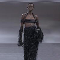Inilah koleksi terbaru Fendi Spring/Summer 2024 Couture. Saya memikirkan tentang futurisme Karl Lagerfeld dengan Fendi, ujar desainer Fendi, Kim Jones soal koleksi couture yang dirilisnya.  Foto: Dok. Fendi.