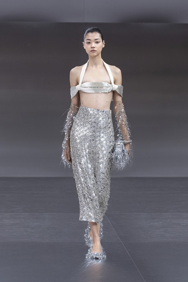 Inilah koleksi terbaru Fendi Spring/Summer 2024 Couture. Saya memikirkan tentang futurisme Karl Lagerfeld dengan Fendi, ujar desainer Fendi, Kim Jones soal koleksi couture yang dirilisnya.  Foto: Dok. Fendi.