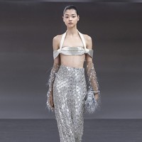 Inilah koleksi terbaru Fendi Spring/Summer 2024 Couture. Saya memikirkan tentang futurisme Karl Lagerfeld dengan Fendi, ujar desainer Fendi, Kim Jones soal koleksi couture yang dirilisnya.  Foto: Dok. Fendi.