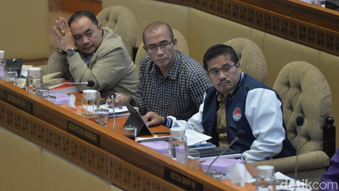 Ketua KPU Hasyim Asy'ari bersama Komisioner KPU Mochammad Afifuddin dan Plh. Direktur Jenderal Politik dan Pemerintahan Umum, Kemendagri Togap Simangunsong mengikuti rapat dengar pendapat (RDP) bersama Komisi II DPR terkait penyelenggaraan Pemilu 2024 di kompleks Parlemen, Jakarta, Senin (5/2/2024).