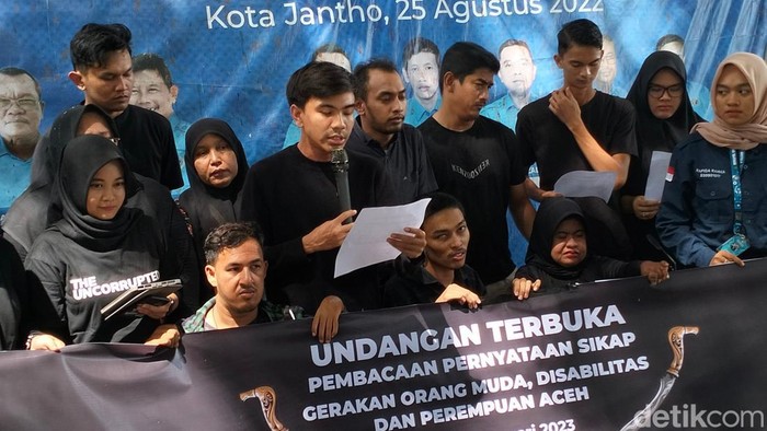 Komunitas anak muda, disabilitas dan perempuan Aceh mengkritik Presiden Jokowi. (Agus Setyadi/detikSumut)
