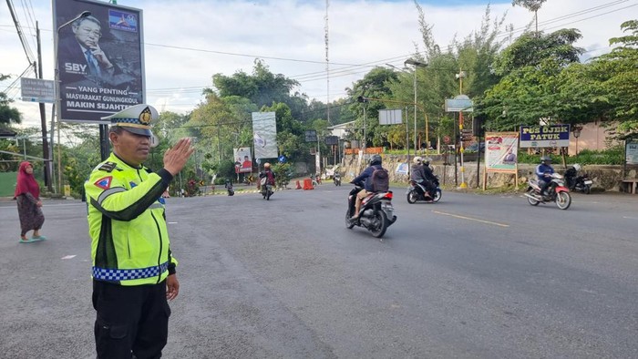 Kondisi arus lalin jalan Jogja-Wonosari di perempatan Patuk sore ini, Senin (5/2/2024).