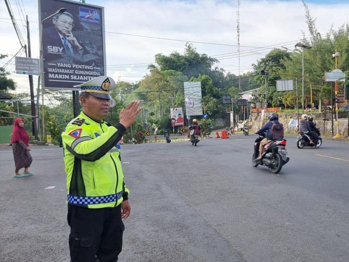 Kondisi arus lalin jalan Jogja-Wonosari di perempatan Patuk sore ini, Senin (5/2/2024).