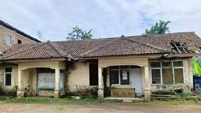 Kondisi bangunan puskesmas pembantu di Desa Jayasari, Kecamatan Langkaplancar, Kabupaten Pangandaran.