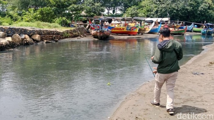 Kondisi muara Kali Sono di Batang yang viral diduga tercemar,  Senin (5/2/2024).