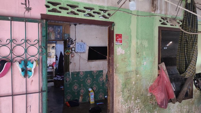 Kondisi rumah kontrakan Iki di Palembang.