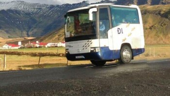 Bus wisata mungil yang cuma ada dua roda. Foto: Boredpanda