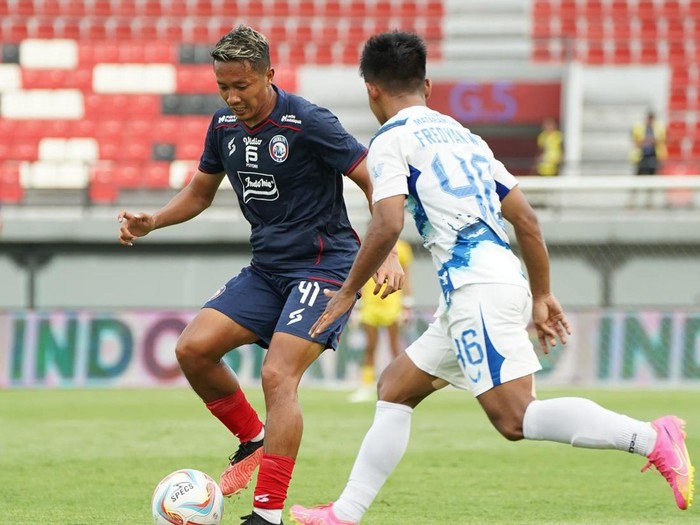 Laga Arema FC vs PSIS Semarang