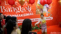 Little Bangkok hadir dengan susunan toko yang rapi dan dekorasi yang unik, serta dapat mendukung kegiatan live shopping atau live streaming yang dapat dilakukan para Jastiper. Little Bangkok hadir memberikan solusi alternatif bagi para pelaku usaha Jasa Titip khususnya Jastiper barang-barang fashion dari Bangkok, karena kini Jastiper tidak perlu jauh-jauh lagi pergi ke Bangkok untuk lebih cepat dan nyaman menemukan pesanan barang konsumennya, hanya perlu mengunjungi Little Bangkok di Tanah Abang maka Jastiper bisa menemukan beragam pesanan sekaligus melakukan live shopping atau live streaming dari area ini.