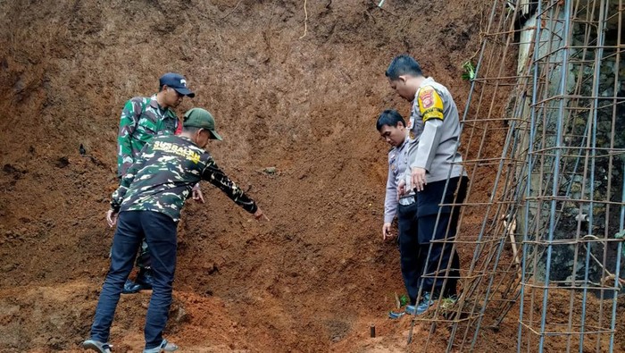 Lokasi korban di temlat Longsor pembangunan Raudatul Atfal Al Karomah Pamijahan Senin (5/2/24).