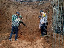 Video: Longsor Hantam Rumah Warga di Tasikmalaya, Pria Paruh Baya Tewas