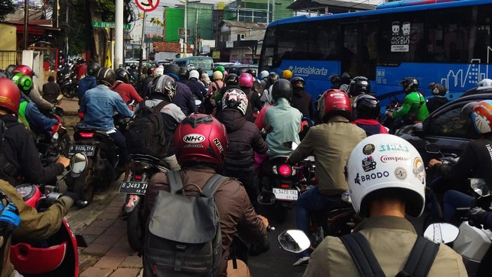 Macet di Jalan Dewi Sartika, Jaktim (Kurniawan/detikcom)