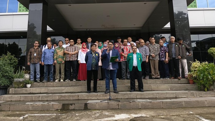 Sejumlah sivitas akademika Universitas Muhammadiyah Jakarta (UMJ), Senin (5/2/2024), memberikan sikapnya terkait dinamika politik Indonesia. Para guru besar dan sivitas akademika UMJ menegaskan Pemilu 2024 harusnya berjalan damai dan tanpa adanya unsur paksaan.