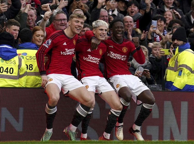 Foto: 3 Wonderkid Rangkulan Bikin Fans MU Pede Masa Depan Aman!