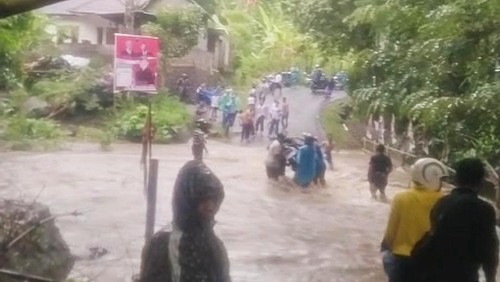 Masyarakat terjebak banjir akibat air Sungai Yeh Banges di Desa Seraya, Karangasem meluap karena hujan deras, Senin (5/2/2024).