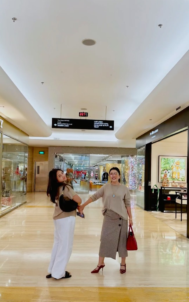 Kompak, pasangan ibu dan anak itu tampil stylish dengan mengenakan pakaian bernuansa coklat. Terlihat Mayang dan Khirani begitu menikmati momen kebersamaan mereka meski hanya berdua tanpa ditemani Bambang Trihatmodjo. Foto: Instagram/@mayangsari_official