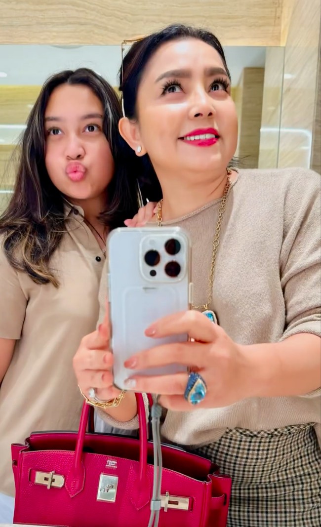 Bak bestie, Mayang dan anaknya juga tampak melalukan mirror selfie bersama. Tak sedikit yang memuji kedekatan ibu dan anak tersebut. “Ibu & Anak yang kompak & saling menyayangi,” komentar salah seorang netizen. Foto: Instagram/@mayangsari_official