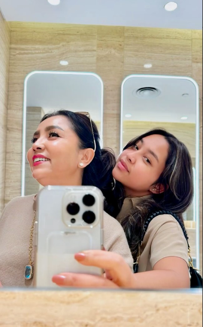Lahir pada 30 Maret 2006, saat ini Khirani sudah berusia 17 tahun. Sementara Mayangsari sendiri kini berusia 52 tahun. Meski beda 35 tahun namun keduanya kompak seperti layaknya sahabat. Foto: Instagram/@mayangsari_official