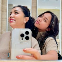 Lahir pada 30 Maret 2006, saat ini Khirani sudah berusia 17 tahun. Sementara Mayangsari sendiri kini berusia 52 tahun. Meski beda 35 tahun namun keduanya kompak seperti layaknya sahabat. Foto: Instagram/@mayangsari_official