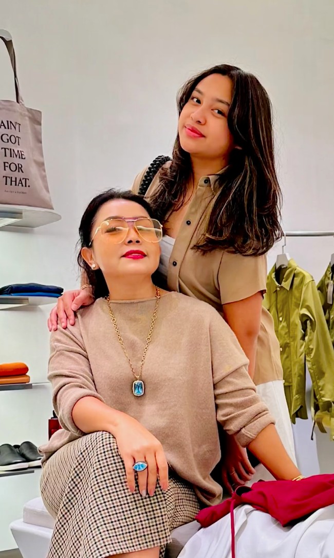 Dalam keterangan unggahannya Mayang menyebut Khirani sebagai ‘partner in crime’. “Miss you already my partner in crime,” tulisnya. Arti dari partner in crime sendiri ialah seseorang yang selalu memberikan dukungan dan selalu siap memberi bantuan. Foto: Instagram/@mayangsari_official