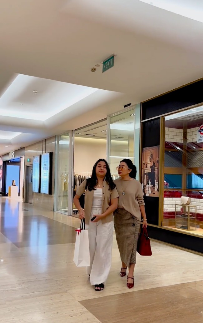 Penampilan Mayang yang tetap stylish dan menawan di usia kepala 5 juga tak kalah mencuri atensi. “Ka mayang udah cantik, badannya ideal banget lagi, rahasianya apa sih kaka, kasih tau dong hehe,” komentar salah seorang n etizen. “Suka penampilan mbak mayang selalu cuco,” tambah netizen lain. Foto: Instagram/@mayangsari_official