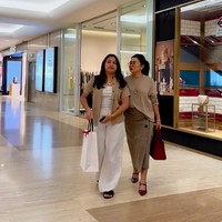 Penampilan Mayang yang tetap stylish dan menawan di usia kepala 5 juga tak kalah mencuri atensi. “Ka mayang udah cantik, badannya ideal banget lagi, rahasianya apa sih kaka, kasih tau dong hehe,” komentar salah seorang n etizen. “Suka penampilan mbak mayang selalu cuco,” tambah netizen lain. Foto: Instagram/@mayangsari_official