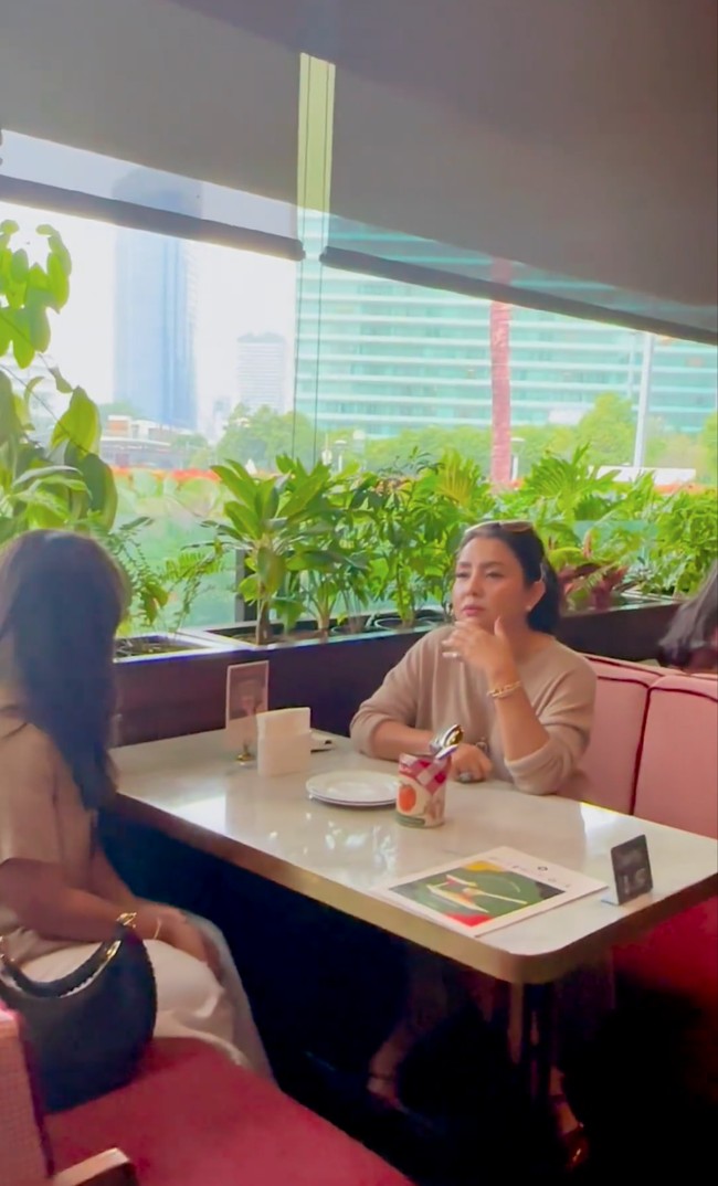Setelah lelah berbelanja dan jalan-jalan di mal, Mayang dan Khirani kemudian makan bersama di sebuah restoran. Foto: Instagram/@mayangsari_official