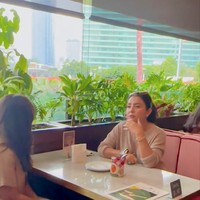 Setelah lelah berbelanja dan jalan-jalan di mal, Mayang dan Khirani kemudian makan bersama di sebuah restoran. Foto: Instagram/@mayangsari_official