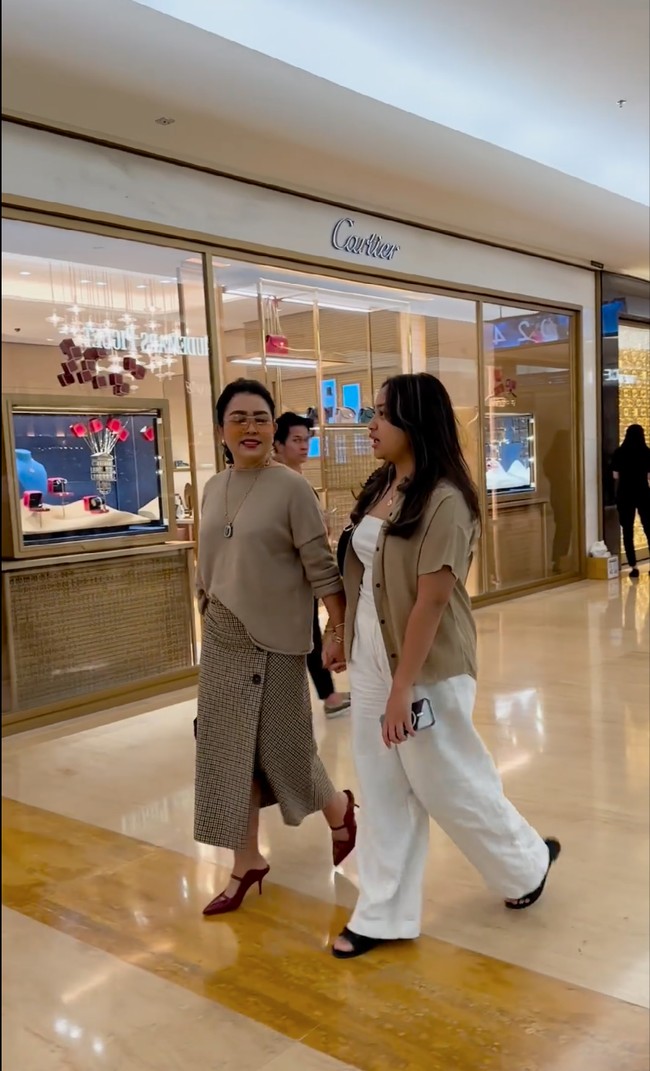 Melalui akun Instagram pribadinya Mayangsari membagikan momen kebersamaannya dengan putri semata wayangnya, Khirani. Terlihat keduanya sedang hangout bersama mengunjungi sebuah mal. Foto: Instagram/@mayangsari_official