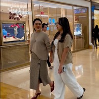 Melalui akun Instagram pribadinya Mayangsari membagikan momen kebersamaannya dengan putri semata wayangnya, Khirani. Terlihat keduanya sedang hangout bersama mengunjungi sebuah mal. Foto: Instagram/@mayangsari_official