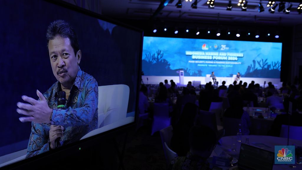 Menteri Perikanan dan kelautan RI, Sakti Wahyu Trenggono saat memberikan pemaparan dalam diskusi panel Indonesia Marine And Fisheries Business Forum 2024, di Fairmont Jakarta, pada Senin (5/2/2024). (CNBC Indonesia/Tri Susilo)