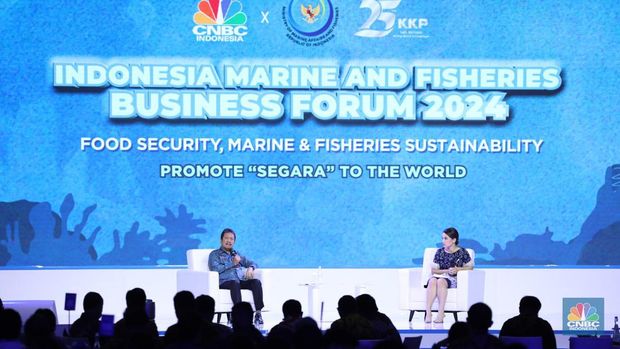 Menteri Perikanan dan kelautan RI, Sakti Wahyu Trenggono saat memberikan pemaparan dalam diskusi panel Indonesia Marine And Fisheries Business Forum 2024, di Fairmont Jakarta, pada Senin (5/2/2024). (CNBC Indonesia/Tri Susilo)