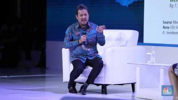 Menteri Perikanan dan kelautan RI, Sakti Wahyu Trenggono saat memberikan pemaparan dalam diskusi panel Indonesia Marine And Fisheries Business Forum 2024, di Fairmont Jakarta, pada Senin (5/2/2024). (CNBC Indonesia/Tri Susilo)