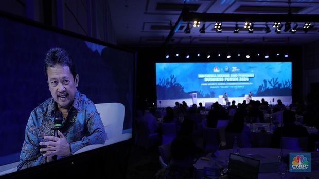 Menteri Perikanan dan kelautan RI, Sakti Wahyu Trenggono saat memberikan pemaparan dalam diskusi panel Indonesia Marine And Fisheries Business Forum 2024, di Fairmont Jakarta, pada Senin (5/2/2024). (CNBC Indonesia/Tri Susilo)