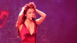 Merah Merona Olivia Rodrigo di Panggung Grammy 2024 Merah Merona Olivia Rodrigo di Panggung Grammy 2024
