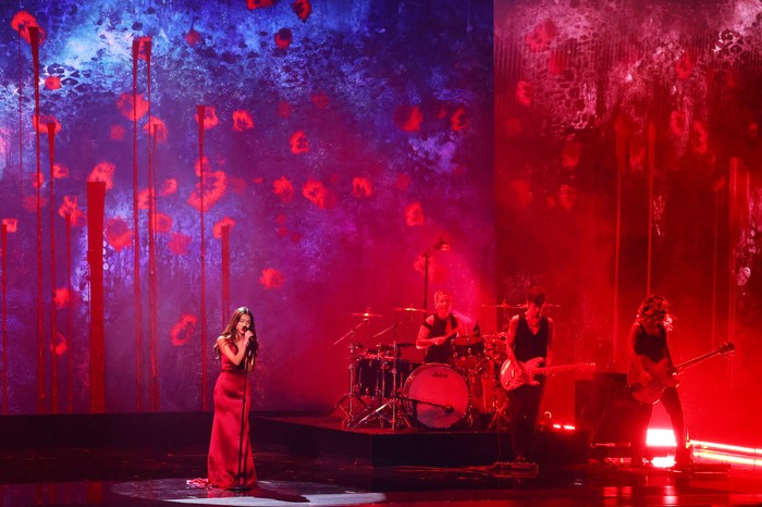 Merah Merona Olivia Rodrigo di Panggung Grammy 2024 Olivia Rodrigo performs during the 66th Annual Grammy Awards in Los Angeles, California, U.S., February 4, 2024. REUTERS/Mike Blake