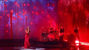 Nuansa serba merah langsung tercipta saat Olivia Rodrigo naik ke panggung Grammy.