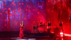 Merah Merona Olivia Rodrigo di Panggung Grammy 2024 Merah Merona Olivia Rodrigo di Panggung Grammy 2024